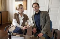 Alles Klara – ARD HEITER BIS TÖDLICH - ALLES KLARA, FOLGE 3 (WH.), "Tod einer Hexe" Uhr im ERSTEN. Revierleiterin Dr. Müller-Dietz (Alexa Maria Surholt, l.) macht Paul Kleinert (Felix Eitner, r.) wie immer Druck: sie will schnellstmöglich Ergebnisse sehen.