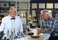 Rote Rosen – ARD ROTE ROSEN FOLGE 1554 Uhr im ERSTEN. Thomas (Gerry Hungbauer, r.) hadert damit, befeuert von Alfred (Rolf Nagel, l.), auf Dresslers Erpressung einzugehen.