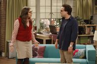 The Big Bang Theory – Amy (Mayim Bialik, l.) und Leonard (Johnny Galecki, r.) sind sich, aus ganz unterschiedlichen Gründen, einig, dass sie die Freundschaft von Penny und Beverly nicht gutheißen ...