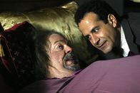 Monk – Der Hauptverdächtige in dem Mordfall, Dale the Whale Biederbeck (Tim Curry, li.), bittet Monk (Tony Shalhoub) um Hilfe und verspricht ihm im Gegenzug Informationen zum Tod von Monks Frau Trudy.