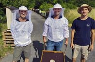 Tobis Urlaubstrip – Tobias Kämmerer (Mitte) mit Marek und Justus von der Imkerei Schiesser.