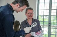 X:enius – Moderator Adrian Pflug in die Vergangenheit ein. Museumsleiterin Prof. Dr. Marion Maria Ruisinger erklärt ihm, wie unsere Vorfahren sich vor Ansteckung mit Seuchen wie Pest und Tuberkulose geschützt haben.