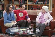 The Big Bang Theory – Amys (Mayim Bialik, l.) erste Begegnung mit Sheldons (Jim Parsons, M.) Großmutter Meemaw (June Squibb, r.) verläuft nicht so, wie gehofft ...