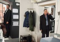 Rote Rosen – ARD ROTE ROSEN FOLGE 1975 Uhr im ERSTEN. Maurice (Johannes Brandrup, l.) gelingt es im letzten Moment, sich vor Sebastian (Klaus Zmorek, r.) zu verstecken.