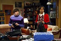 The Big Bang Theory – Bereiten alles für ein Laser-Experiment vor: Raj (Kunal Nayyar, r.) und Howard (Simon Helberg, l.) ...