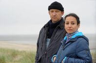Fischer fischt Frau – Hein (Heinrich Peter Brix, l.) und Mona (Sanaa Alaoui, r.) kommen sich näher