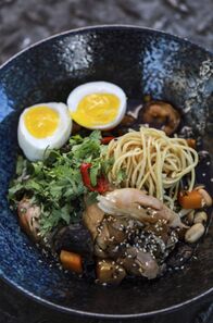 Iss besser! - Tariks wilde Küche – Tarik Roses asiatische Ramen-Suppe mit Grünkohl.