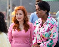 Abbott Elementary – v.li.: Melissa Schemmenti (Lisa Ann Walter), Barbara Howard (Sheryl Lee Ralph)