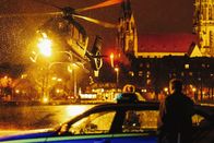 Polizeiruf 110 – Der Kriminalbeamte Hansi Dorfmeister (Robert Sigl) wartet auf die Ankunft von Kriminaloberrat Josef Murnauer (Michael Roll), der per Hubschrauber zur Unterstützung der aktuellen Ermittlung eingeflogen wird.