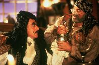 Hook – Der durchtriebe Captain Hook (Dustin Hoffman, l.) hat noch eine Rechnung zu begleichen und heckt deshalb einen diabolischen Plan aus. Sein treuer Gefährte Smee (Bob Hoskins, r.) hilft ihm dabei.