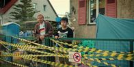 neoriginal: Doppelhaushälfte – Die Knuppes (Milan Peschel, l., Hoang Minh Ha, M. und Minh-Khai Phan-Thi, r.) fliehen vor der Insektenplage im Haus in ihren Garten.