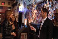 Lucifer – Wie wird Lucifer (Tom Ellis, r.) regieren, wenn Charlotte (Tricia Helfer, l.) und Maze (Lesley-Ann Brandt, M.) ihm offenbaren, dass Chloe und er sich doch nicht so zufällig begegnet sind, wie gedacht ...