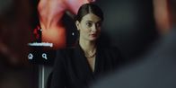 neoriginal: Crystal Wall – Ylva (Philine Schmölzer) nutzt die Gelegenheit und übernimmt die Führung.