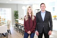 Die Super-Makler - Top oder Flop? – Das Makler-Ehepaar Christina (l.) und Tarek (r.) El Moussa hoffen mit ihrem heutigen Projekt auf ein Millionengeschäft. Das Haus liegt in einer beliebten Lage mit reichen Anwohnern. Ob sie bei diesen Kunden mit ihrem Ergebnis punkten können?; Das Makler-Ehepaar Christina (l.) und Tarek (r.) El Moussa hoffen mit ihrem heutigen Projekt auf ein Millionengeschäft. Das Haus liegt in einer beliebten Lage mit reichen Anwohnern. Ob sie bei diesen Kunden mit ihrem Ergebnis punkten können?
