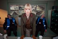 Paddington – Um dem kleinen Bären auf die Spur zu kommen und die Videos vom Bahnhof ungestört ansehen zu können, hat Millicent Clyde (Nicole Kidman) das Überwachungspersonal (Tom Meeten, l.; Steve Oram, r.) ausgeschaltet.