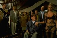 Greedy - Erben will gelernt sein – Wer wird die Gunst des reichen und gebrechlichen Onkel Joe (Kirk Douglas, vorne 2.v.r.) gewinnen? Die Familie, Patti (Colleen Camp, 3.v.l.), Carl (Ed Begley Jr., hinten r.), Muriel (Joyce Hyser, hinten 3.v.r.), Robin (Nancy Travis, 2.v.l.), Frank (Phil Hartman, hinten 2.v.r.), Ed (Bob Balaban, 4.v.l.) und Danny (Michael J. Fox, l.), hoffen auf das Erbe, doch es schaut so aus, als wenn Krankenschwester Molly (Olivia d'Abo, r.) die besten Chancen hat ...
