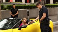 The Rookie – Nolan (Nathan Fillion, r.) und Chen (Melissa O'Neil, l.) treffen bei einer Verkehrskontrolle zufällig auf Claire Ivy (Tricia Helfer, M.) - eine berüchtigte Meisterdiebin. Nolan ist sich sicher, dass ihr nächster Coup nicht lange auf sich warten lässt.