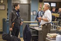 Brooklyn Nine-Nine – Jake Peralta (Andy Samberg, l.); Hitchcock (Dirk Blocker, r.)