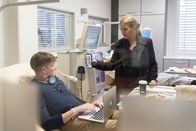 Die Chefin – Vera Lanz (Katharina Böhm) fragt Florian Blanke (Leon Baschke), ob er die verstorbene Journalistin kennt. Er stand mit ihr auf Grund seiner Krankheit in Kontakt.