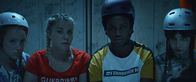 Derby Girl – Booby Mercury (Allison Chassagne, l.), Mother Blocker (Sophie-Marie Larrouy, 2.v.l.), Acid Cyprine (Jisca Kalvanda, 2.v.r.) und Absinthe-ni-touche (Suzanne de Baeque, r.) werden von Lola überredet, sich für den "Moon-Derby-Cup" anzumelden. Willigt Acid als Kapitänin der Gruppe ein?