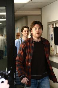 Scrubs - Die Anfänger – J.D. (Zach Braff, l.) ist fassungslos: Mr. Sutton (Jason Bateman, r.), ein Patient, dem er das Leben gerettet hat, weigert sich, ihm den gebührenden Dank dafür auszusprechen ...