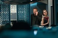 Non-Stop – Als immer mehr Details zum Vorschein kommen, steht die Stewardess Nancy (Michelle Dockery, r.) vor der schwersten Entscheidung ihres Lebens: Kann sie Air-Marshall Bill Marks (Liam Neeson, l.) trauen, dem Besitzer des Kontos, auf das die erpressten 150 Millionen US-Dollar gehen sollen und Mörder des zweiten an Bord befindlichen Air-Marshalls?