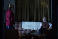 American Horror Story – Noch ahnt Penny (Grace Gummer, l.) nicht, was für einen Plan ihr Vater Vince (Lee Tergesen, r.) hat, um ihr zu zeigen, wie sehr er ihre Liebe verabscheut ...