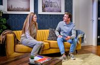 Sturm der Liebe – Natalie (Teresa Klamert, l.) ist hin- und hergerissen, als Vincent (Martin Walde, r.) sie als gute Freundin an seiner Seite will.