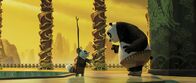 Kung Fu Panda – Meister Shifu (l.) nimmt den Pandabären Po (r.) unter seine Fittiche, um ihn in die Kunst des Kung Fu's einzuweisen. Doch zunächst muss der tollpatschige Geselle motiviert werden ...