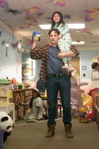 Scrubs - Die Anfänger – Nun ist es sicher: Dr. Cox' ehemaliger Schwager Ben (Brendan Fraser, unten) braucht eine Chemotherapie, weil er an Leukämie erkrankt ist ...