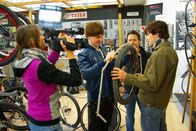 Grips Mathe – GRIPS Mathe - Mathematik zum Anfassen: Ausmessen des Kreisumfangs im Bike-Shop.