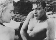 Verdammt in alle Ewigkeit – Der harte Sergeant Milton Warden (Burt Lancaster) hat einen Schwachpunkt: Er hat eine Affäre mit Karen Holmes (Deborah Kerr), der Frau seines Vorgesetzten.