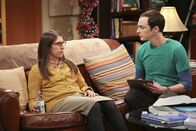 The Big Bang Theory – Mit Erschrecken muss Sheldon (Jim Parsons, r.) feststellen, dass seine Freunde ihn ganz und gar nicht witzig finden. Plötzlich ist er Feuer und Flamme zu lernen, wie man Menschen zum Lachen bringt, doch Amy (Mayim Bialik, l.) ist skeptisch ...