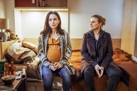 Die Chefin – Donka Ilieva (Tijan Marei, l.) und Vera Lanz (Katharina Böhm, r.) im Frauenhaus.