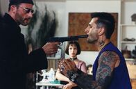 Classix - Filmklassiker im BR: Léon - Der Profi – v.li.: Leon (Jean Reno), Mathilda (Natalie Portman), Client #1 (Robert LaSardo)