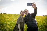 Sturm der Liebe – Christoph (Dieter Bach, r.) und Alexandra (Daniela Kiefer, l.) genießen ihre Zweisamkeit bei einer Wanderung.