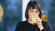 Die Ernährungs-Docs – Wie schmeckt Katrin F. die „Goldene Milch“? Der warme Haferdrink mit einer selbst gemachten Gewürzpaste aus Ingwer, Kurkuma und Muskat soll antientzündlich auf ihren Darm wirken.