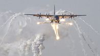 Luftkrieg – Die "Lockheed C-130" beim Abschuss von sogenannten "Flares". Die Täuschkörper erzeugen Hitze und lenken so wärmesuchende Raketen vom eigentlichen Ziel – dem Flugzeug – ab.