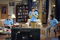 The Big Bang Theory – "The Big Bang Theory", "Die Geschenk-Hypothese." Als Sheldon erfährt, dass Penny ein Weihnachtsgeschenk für ihn hat, gerät er unter Druck, ihr ebenso etwas Geeignetes zu besorgen. Aber das angemessene Präsent auszusuchen, fällt ihm ausnehmend schwer. Unterdessen zeigt sich Leonard von dem brillanten Wissenschaftler David Underhill angetan. Doch der attraktive Forscher hat es leider auch Penny angetan.Im Bild (v.li.): Jim Parsons (Sheldon), Simon Helberg (Howard), Kunal Nayyar (Rajesh). SENDUNG: ORF eins - DI - 29.12.2020 - 17:45 UHR. - Veroeffentlichung fuer Pressezwecke honorarfrei ausschliesslich im Zusammenhang mit oben genannter Sendung oder Veranstaltung des ORF bei Urhebernennung.