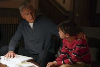 Navy CIS – Leroy Jethro Gibbs (Mark Harmon, l.); Phineas (Jack Fisher, r.)