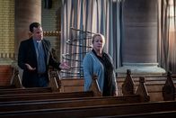 Notruf Hafenkante – Pfarrer Lucas (Marcus Grüsser) ist entsetzt über die Eigenmächtigkeit seiner Assistentin Anna Fischer (Bettina Kupfer).