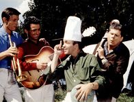 Unsere tollen Tanten – Zwischen Kochen und Wäscheaufhängen finden die arbeitslosen Musiker Pit (Udo Jürgens), Giorgio (George Dimu), Gus (Gus Backus) und Bill (Bill Ramsey) noch Zeit für ein Lied.