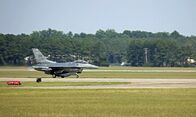 Air Warriors – Obwohl die F-16 als Mehrzweckkampfflugzeug eingesetzt wird, entspricht ihre dynamische Form eher einem Jagdflieger.
