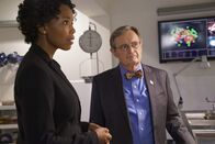 Navy CIS – Beginnend mit einer neuen Autopsie durch Ducky (David McCallum, r.), nimmt das NCIS-Team die Ermittlungen zu einem zehn Jahre alten Mordfall wieder auf. Anwältin Jessica Schaeffer (Hilary Ward, l.) ist der Überzeugung, dass ihr Mandant dafür zu Unrecht im Gefängnis sitzt.