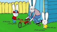 Simon – Simon (l.) und Franz (r.) beobachten gespannt, wie Papa (M.) die Stützräder von Simons Fahrrad abmontiert. Denn Simon möchte unbedingt lernen, ohne Stützräder zu fahren.