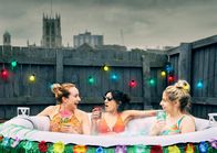 Hullraisers – Toni (Leah Brotherhead, l.), Rana (Taj Atwal, M.) und Paula (Sinead Matthews, r.) genießen eine Auszeit in ihrem eigenen kleinen Paradies. Doch das tägliche Chaos lässt nicht lange auf sich warten.