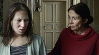 HomeSick – L-R: Jessica Klug (Esther Maria Pietsch), Hilde Domweber (Tatja Seibt)