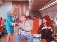 Eine schrecklich nette Familie – In der ersten Klasse lassen es sich Al (Ed O'Neill, M.) und Peggy (Katey Sagal, r.) im Flugzeug gut gehen.