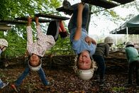 Generation Helikopter-Eltern? – Zwei Grundschüler, die viel Spaß haben und die Herausforderung im Kletterwald gerne annehmen.