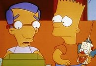 Die Simpsons – Bart (re.) hat seinem Freund Milhouse (li.) ein Krusty-Funkgerät zum Geburtstag geschenkt.